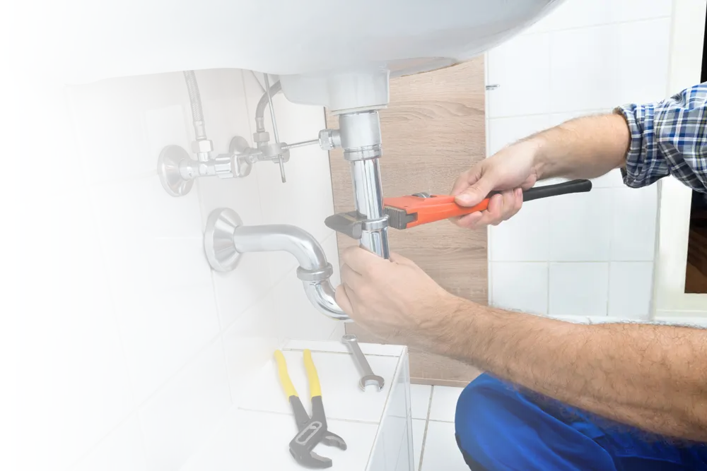 Fontanero arreglando desatasco de tubería en León