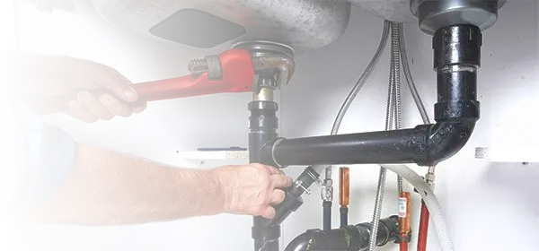 Fontanero trabajando en instalación doméstica en leon